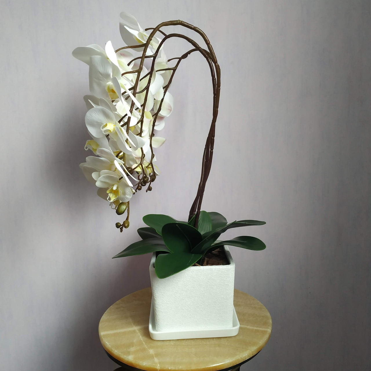 Искусственная латексная орхидея VIP в белом керамическом кашпо на три ветки белая (О3КГ01040103) - фото 5 - id-p1723152800