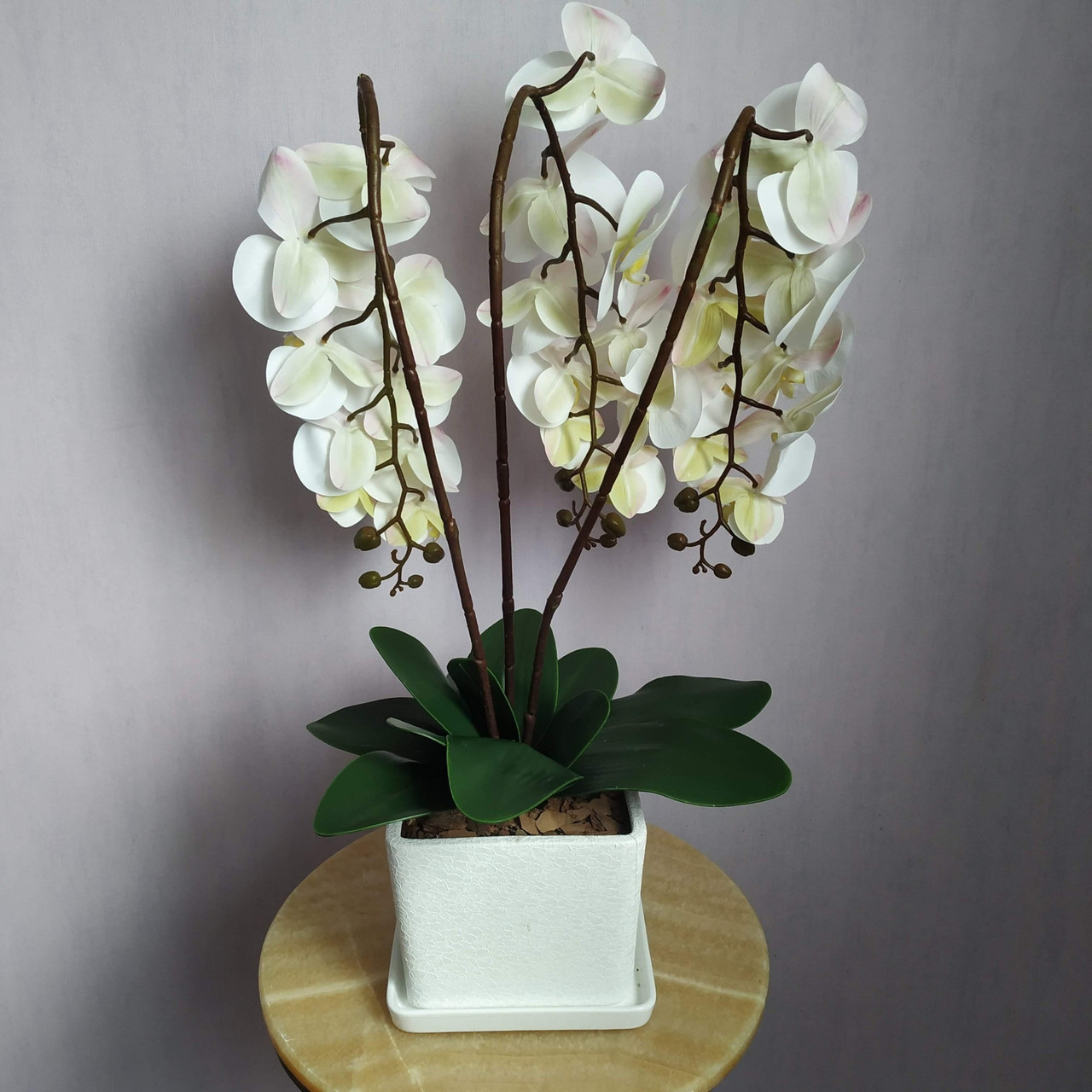 Искусственная латексная орхидея VIP в белом керамическом кашпо на три ветки белая (О3КГ01040103) - фото 6 - id-p1723152800