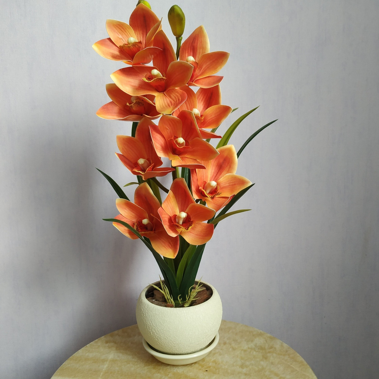 Искусственная латексная орхидея цимбидиум в молочном керамическом кашпо оранжевая (ОКГ01042303) - фото 1 - id-p1723152822