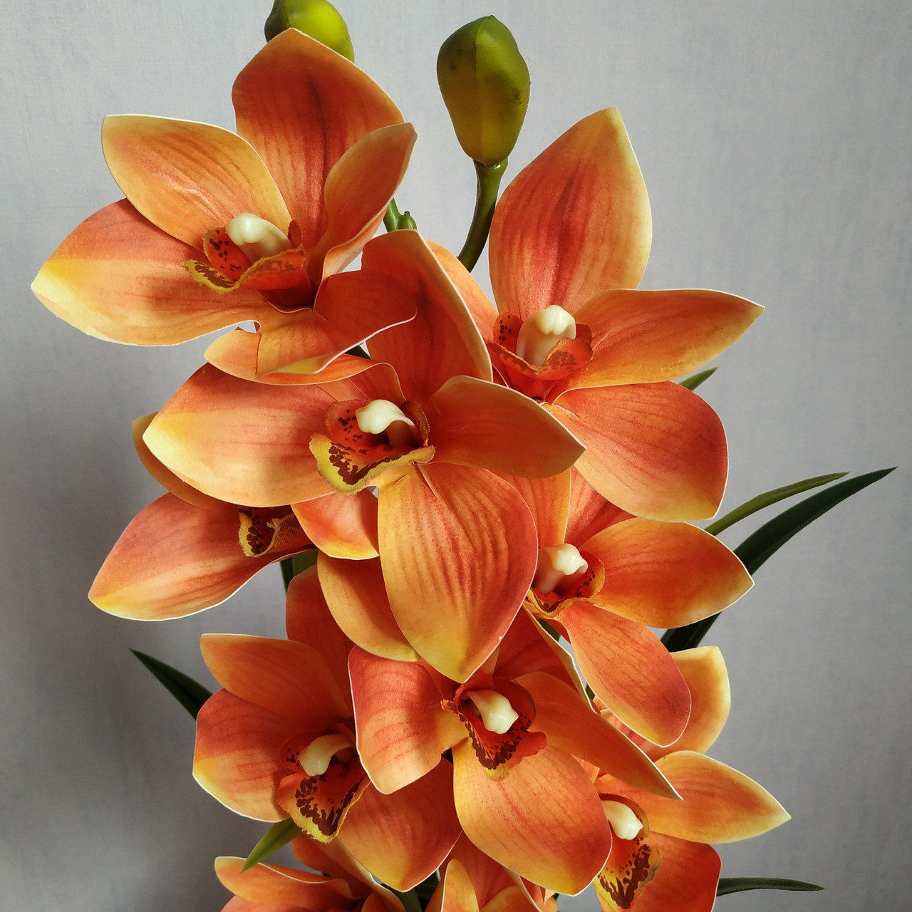 Искусственная латексная орхидея цимбидиум в молочном керамическом кашпо оранжевая (ОКГ01042303) - фото 2 - id-p1723152822