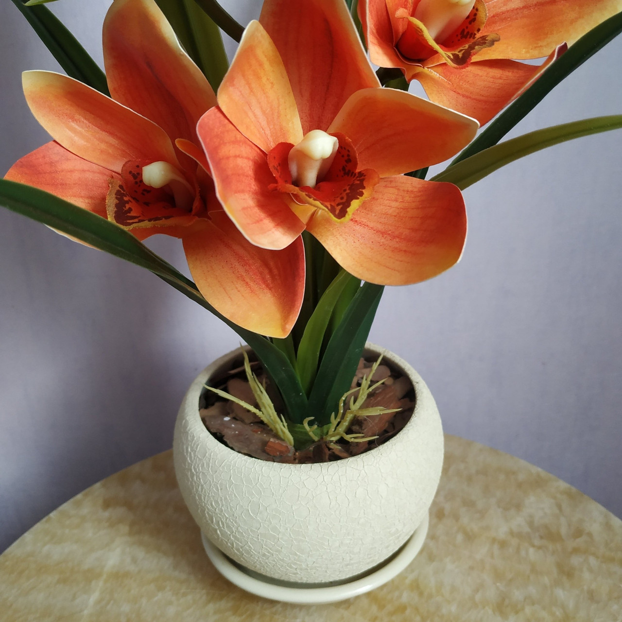 Искусственная латексная орхидея цимбидиум в молочном керамическом кашпо оранжевая (ОКГ01042303) - фото 3 - id-p1723152822