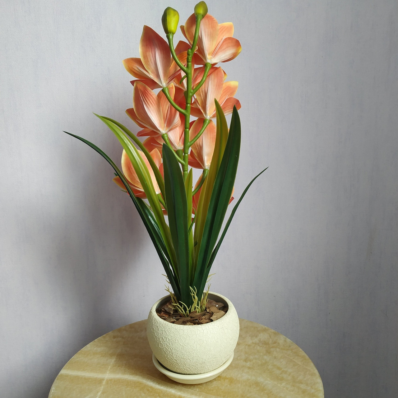 Искусственная латексная орхидея цимбидиум в молочном керамическом кашпо оранжевая (ОКГ01042303) - фото 4 - id-p1723152822