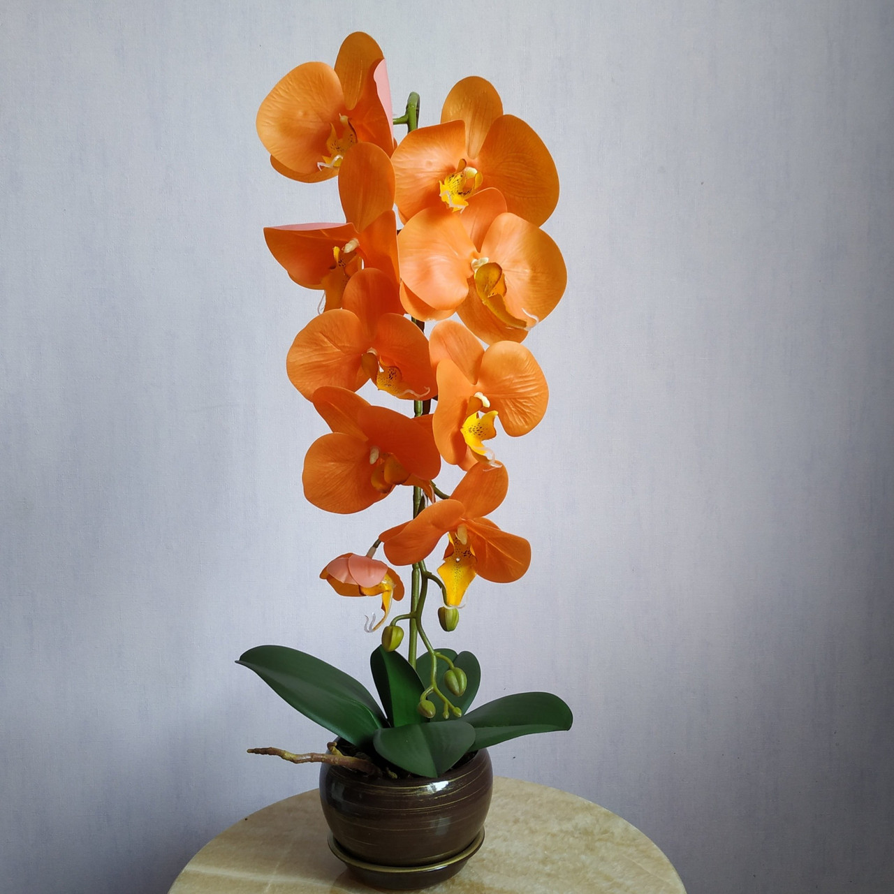 Штучна латексна орхідея VIP у коричневому керамічному кашпо на одну гілку жовтогаряча (ОКГ12003803), фото 1