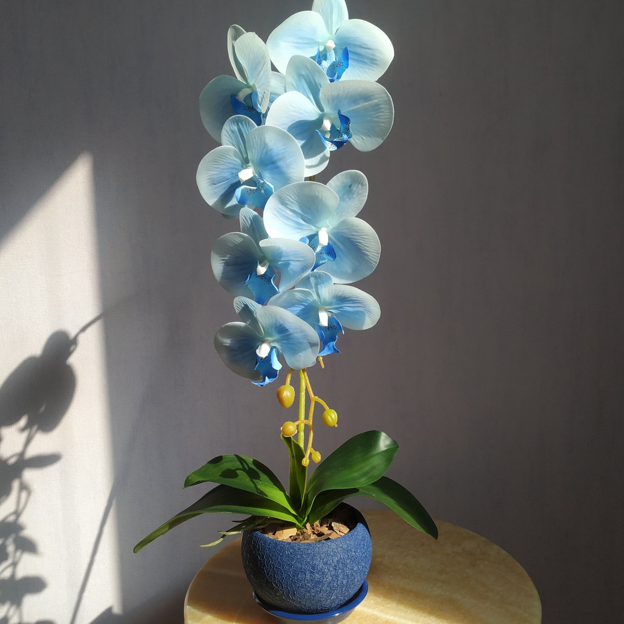 Штучна латексна орхідея VIP у синьому керамічному кашпо на одну блакитну гілку (ОКГ13051003)