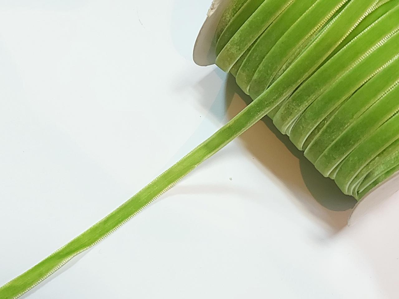 Стрічка оксамитова тасьма бархатка 1см ( 9мм). салатова