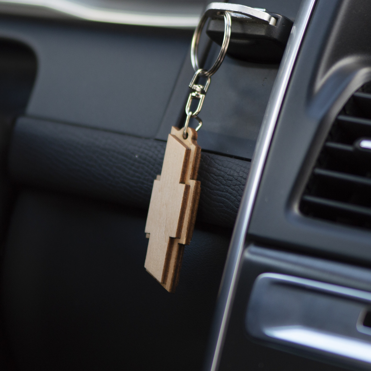 Брелок Chevrolet деревʼяний для авто від WooDoo Ukraine