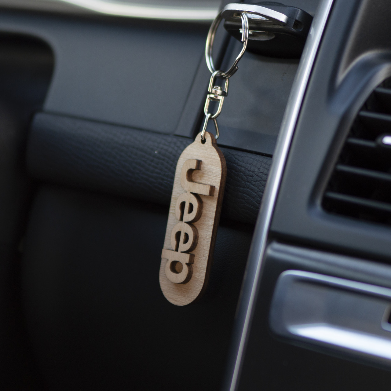 Брелок Jeep деревʼяний для авто від WooDoo Ukraine