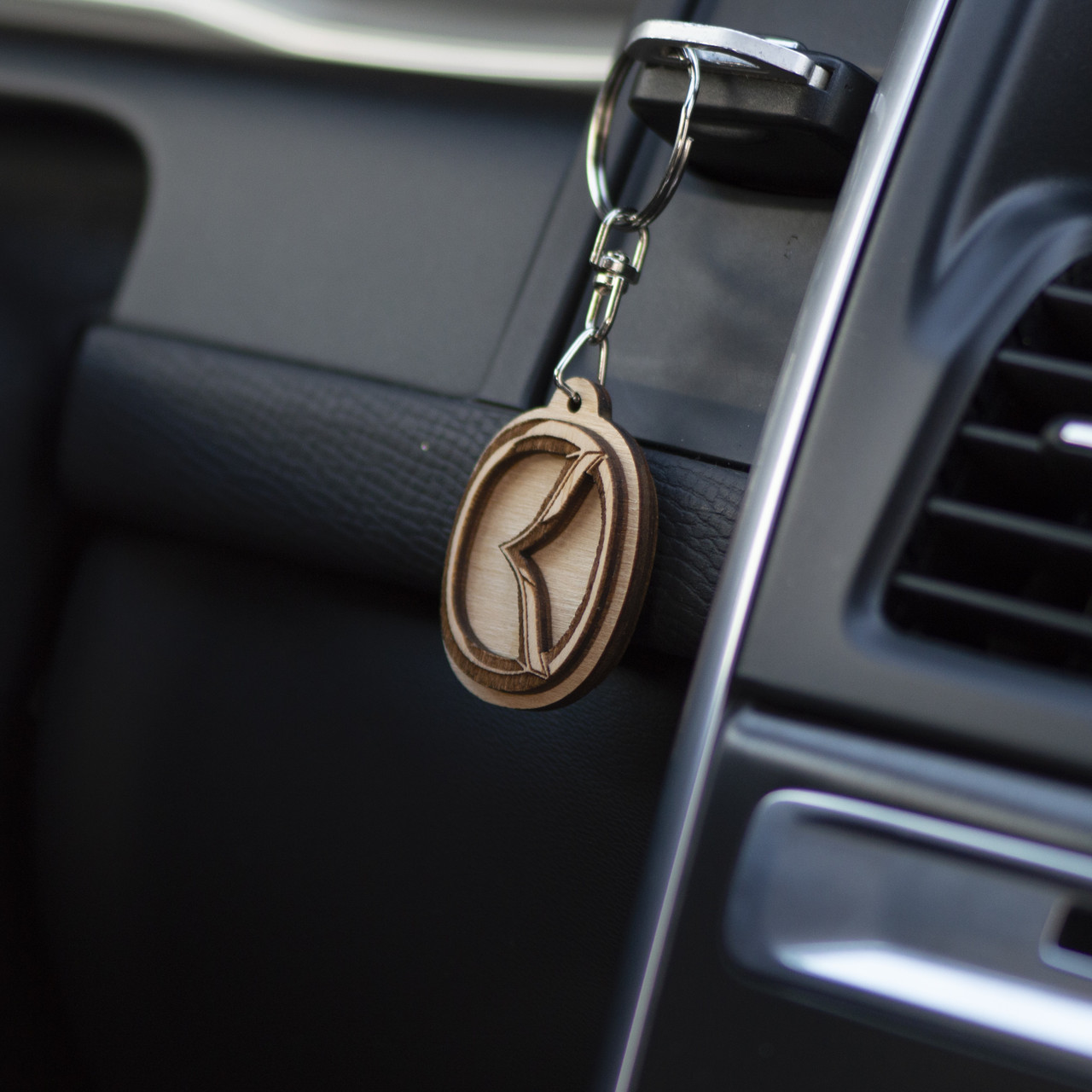 Брелок Mazda деревʼяний для авто від WooDoo Ukraine
