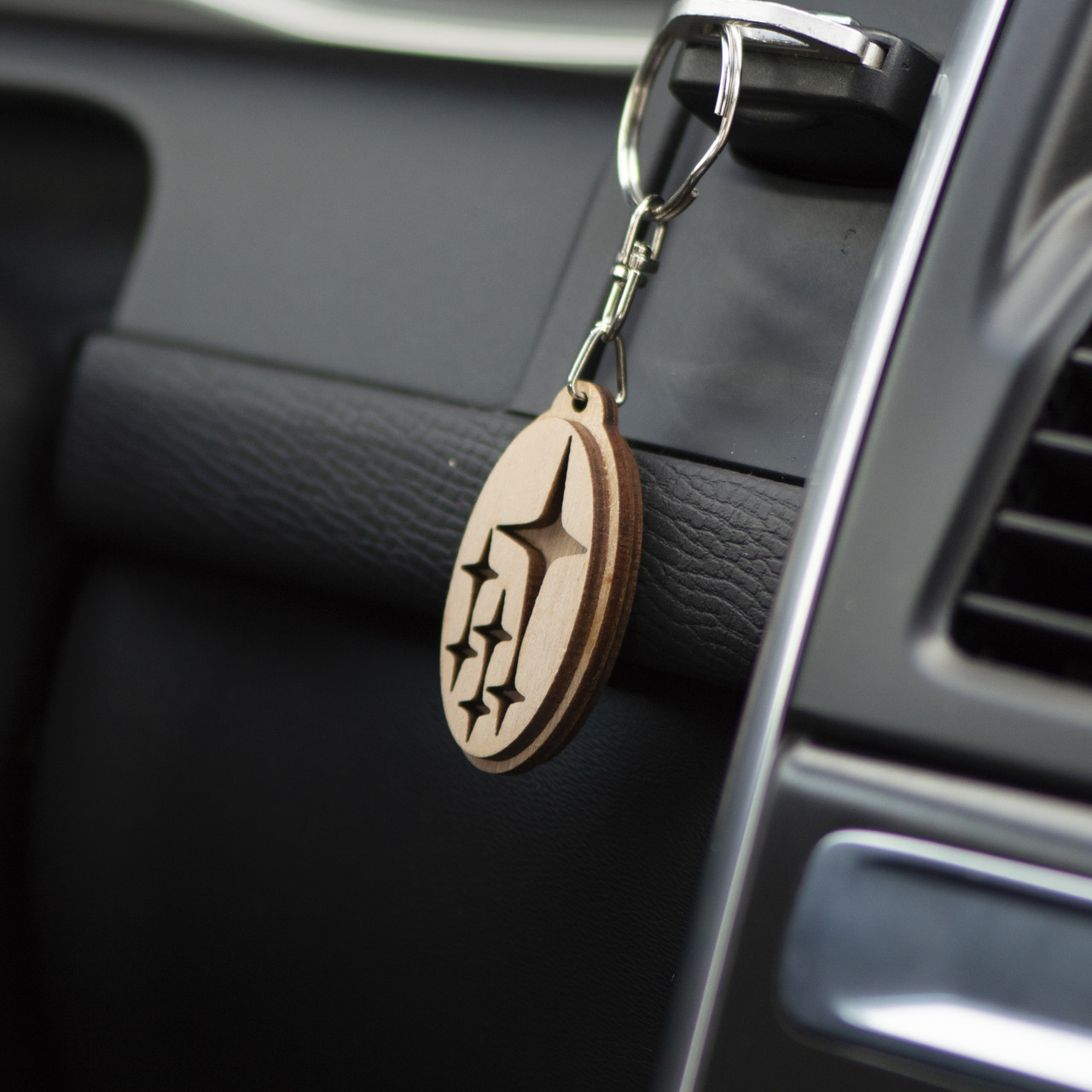 Брелок Subaru деревʼяний для авто від WooDoo Ukraine