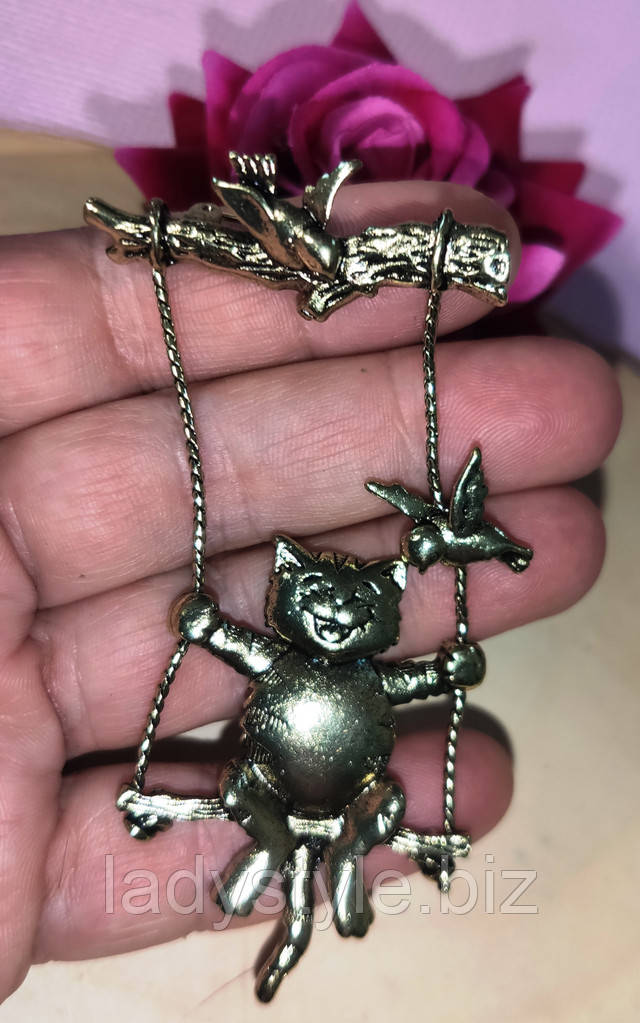 Брошь - кот на качеле