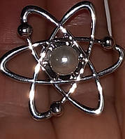 Брошь брошка пин значок серебристый металл наука science строение атома физика молекула жемчуг