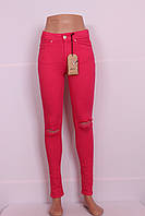 Рожеві жіночі джинси з високою талією і дірками на колінах