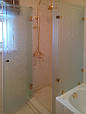 Скляні душові кабіни на замовлення з золотою фурнітурою, фото 2