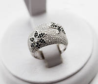 Серебряное кольцо Фиоренца в россыпь белых фианитов с рисунком цветков с черными фианитами