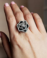 Кольцо в серебре Альнамри в виде розы с черной эмалью и белыми фианитами
