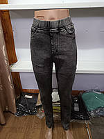 Теплые женские джинсы серого цвета на резинке по талии с флисом внутри в 33 размере
