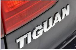 Шильдик емблема напис на багажник Volkswagen Tiguan колір хром, фото 1