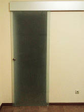 СКЛЯНІ РОЗСУВНІ ДВЕРІ З МАТОВАНОГО СКЛА