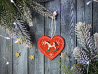 Новогодняя подвеска "Лошадка в сердечке" см красного цвета