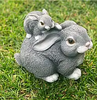 Садова фігура "Зайц із зайченям"