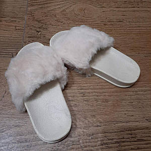 Модні дитячі м'які хутряні домашні капці шльопанці бежеві