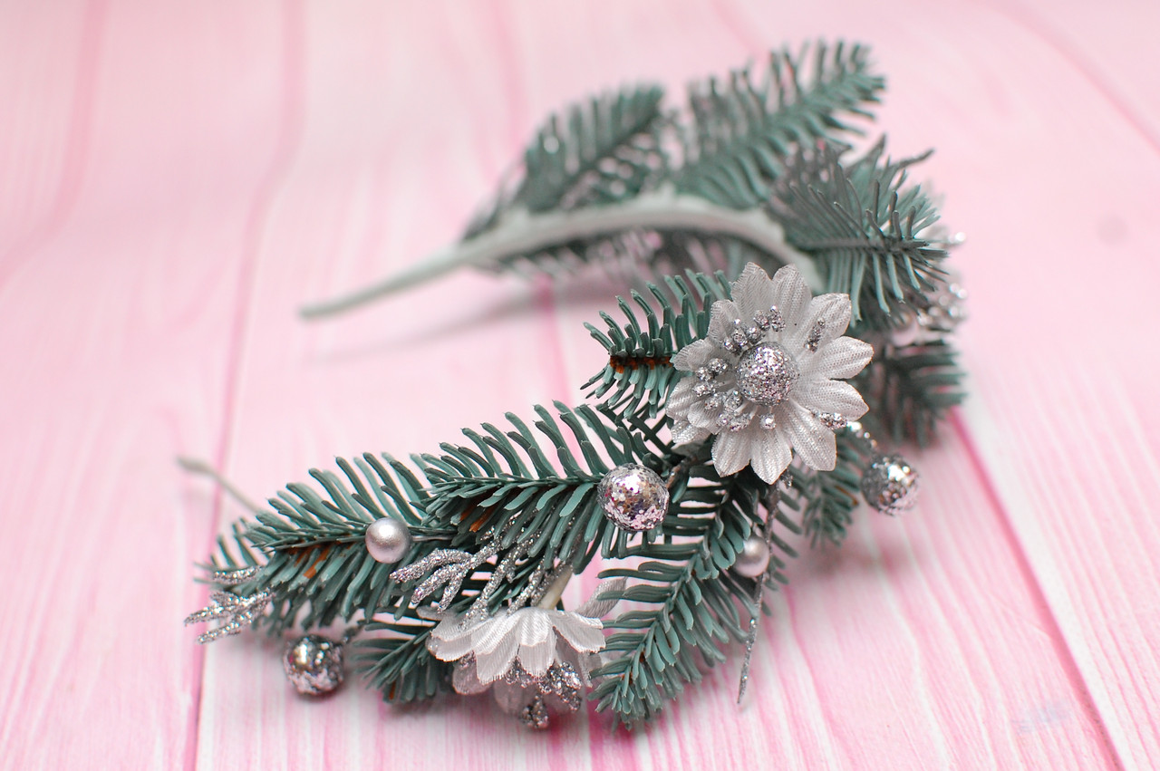 Новорічний обруч / ободок для волосся з ялиновими гілочками та сріблястими квітами зелений 671, фото 1