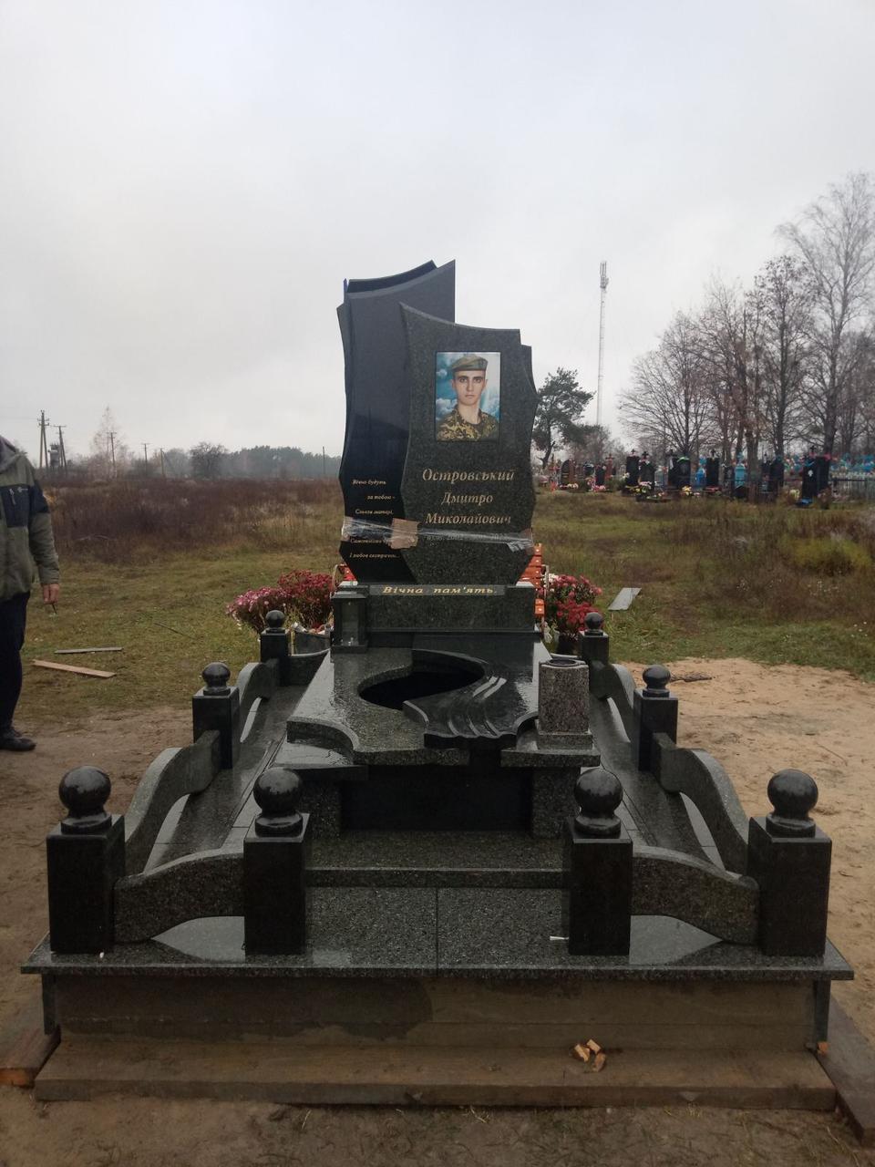 Пам'ятник герою України на могилу Рівненська область 1800*2600