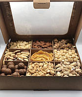Набір горіхів та сухофруктів в подарунковій коробці 1600г