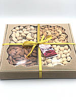 Набор орехов 4 вида в подарочной коробке 600г