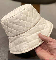 Стьобана панама із екошкіри молочна