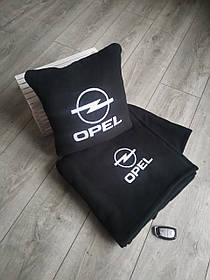 Подушка і плед з логотипом  "OPEL" чорного кольору.