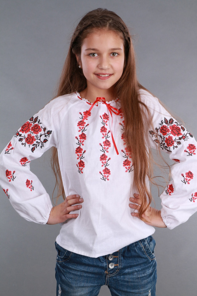 Біла вишиванка з червоними трояндами