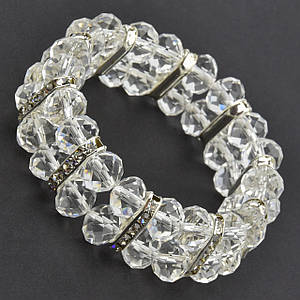 Браслет жіночий на руку на гумці з прозорими намистинами зі сріблястими елементами та білими кристалами