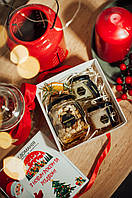 Подарочный набор меда с орехами и крем-меда «С Новым годом и Рождеством!», красный, 14х14х10 см.
