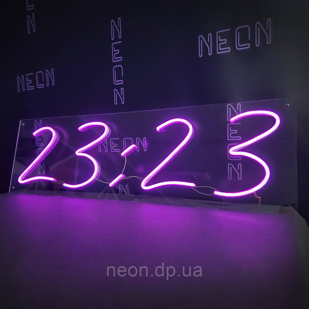 Неонова вивіска "23:23"