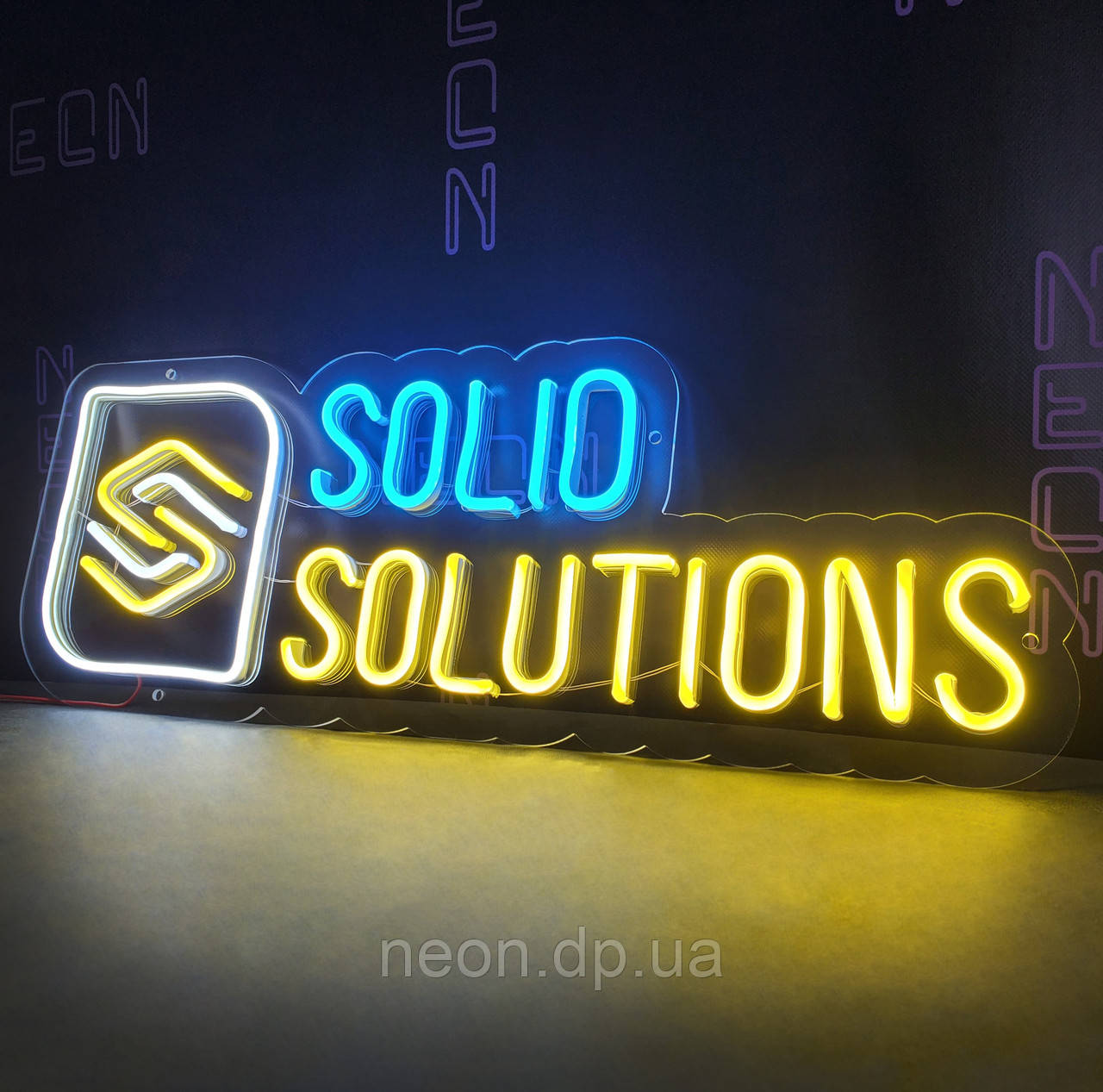Неонова вивіска "Solid Solutions"