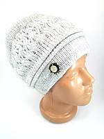 Женская вязаная теплая шапка с брошью Объемные шерстяные женские шапки осень зима Серая