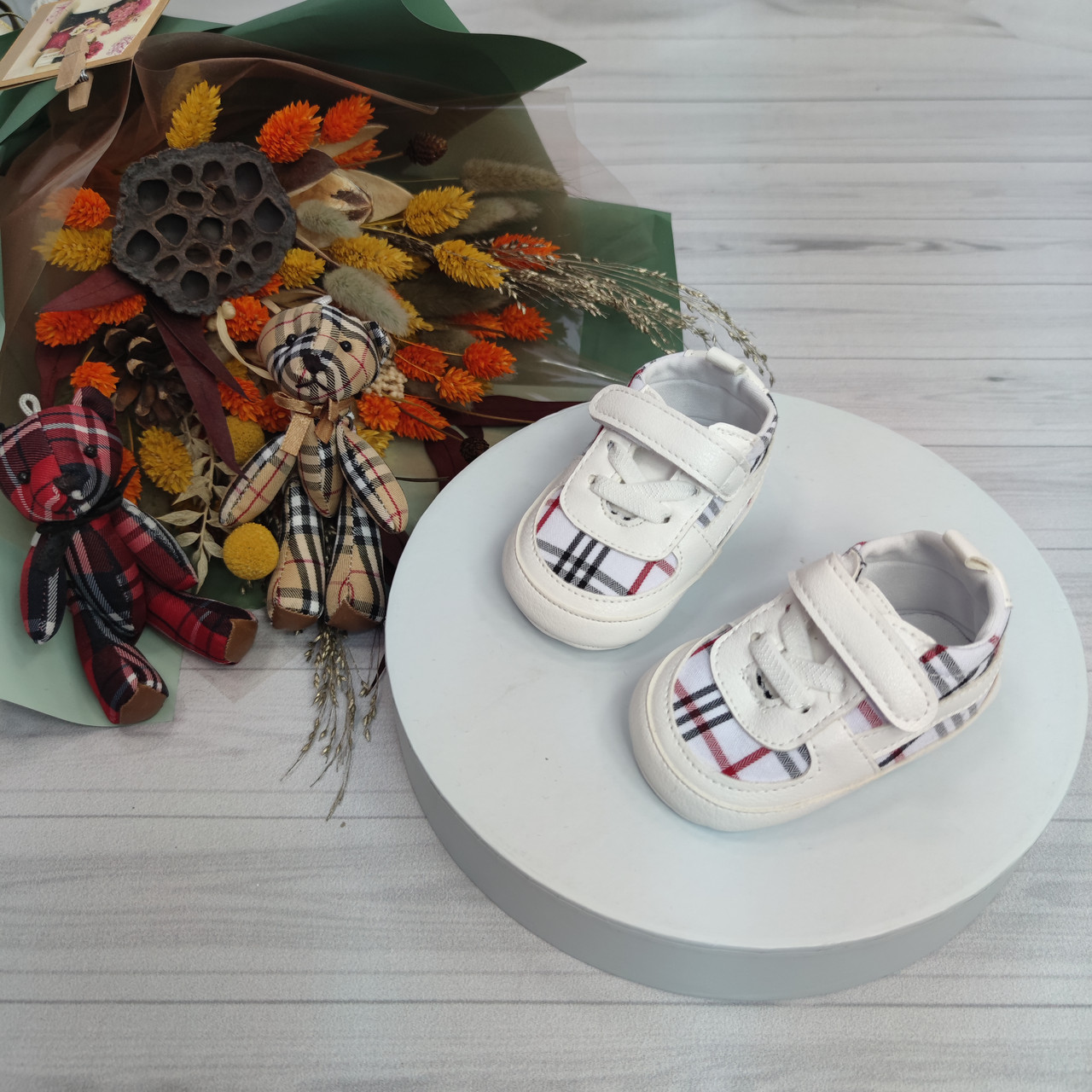 Білі пінетки кросівки Берберрі для новонароджених, фото 1