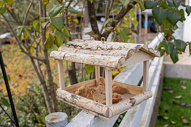 Годівниця для пташок з натурального дерева. 30х23х20см