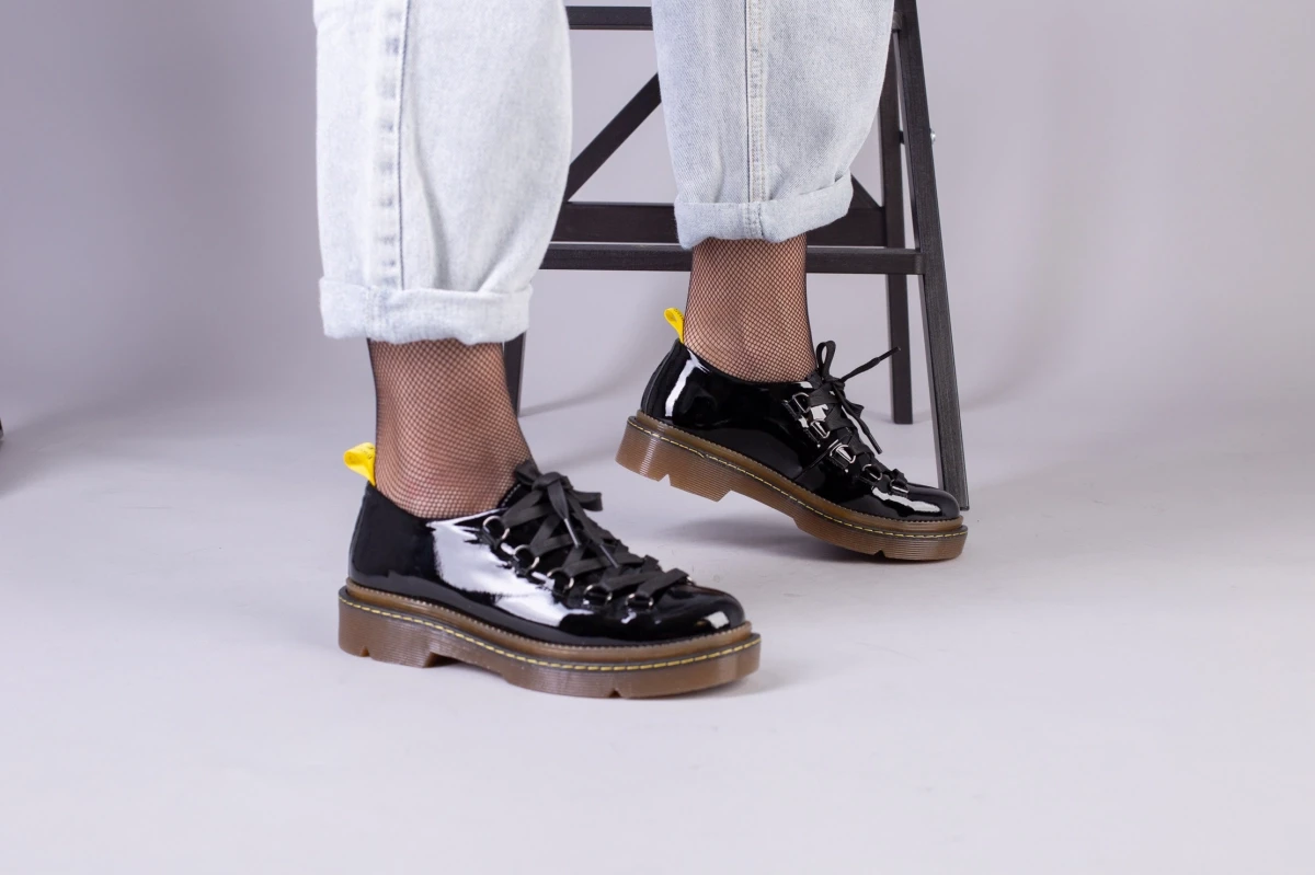 Жіночі туфлі ShoesBand Чорні натуральні шкіряні лакові всередині шкіряна підкладка 37 (24 см)
