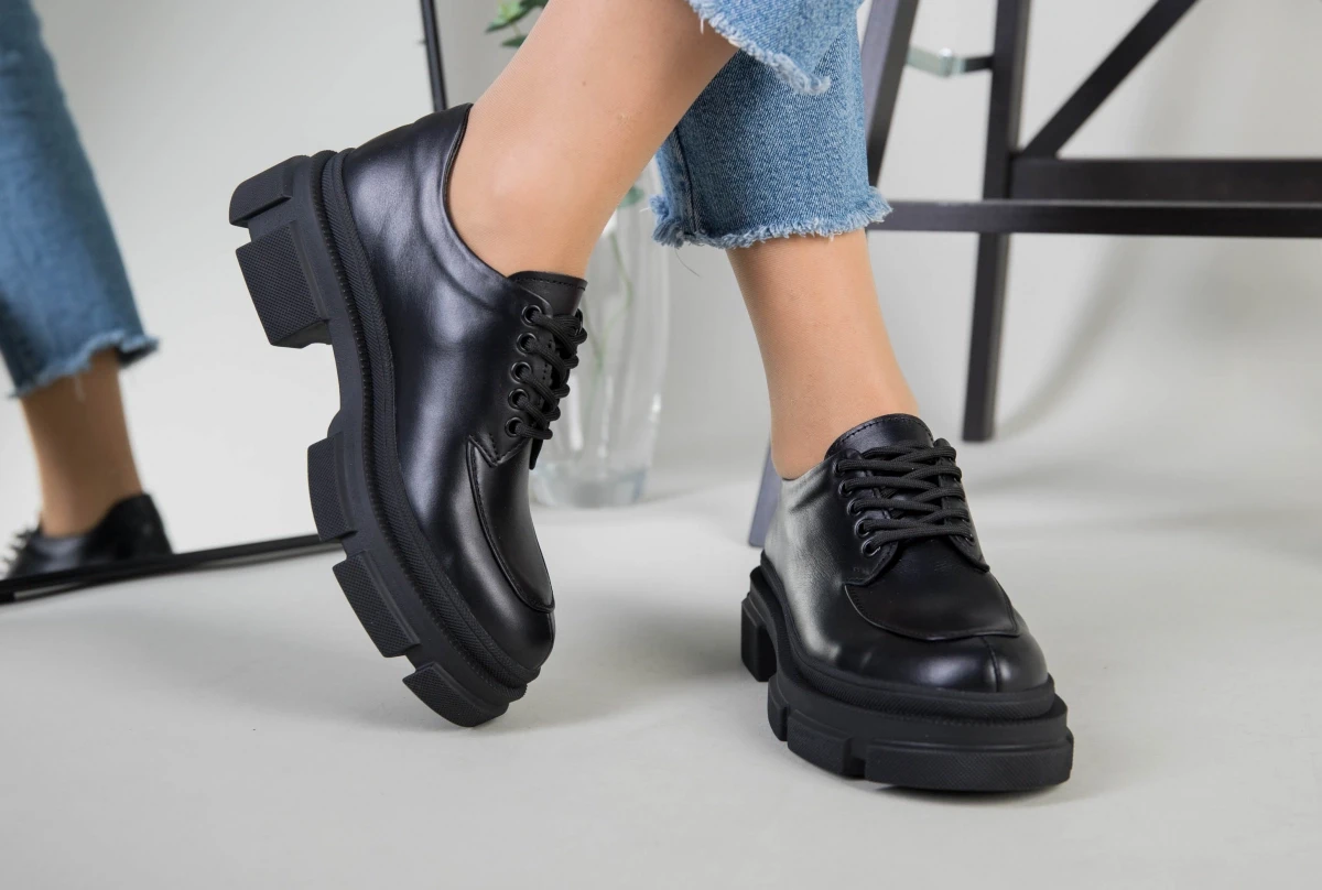Жіночі туфлі ShoesBand Чорні натуральні шкіряні лакові всередині шкіряна підкладка 40 (26 см)