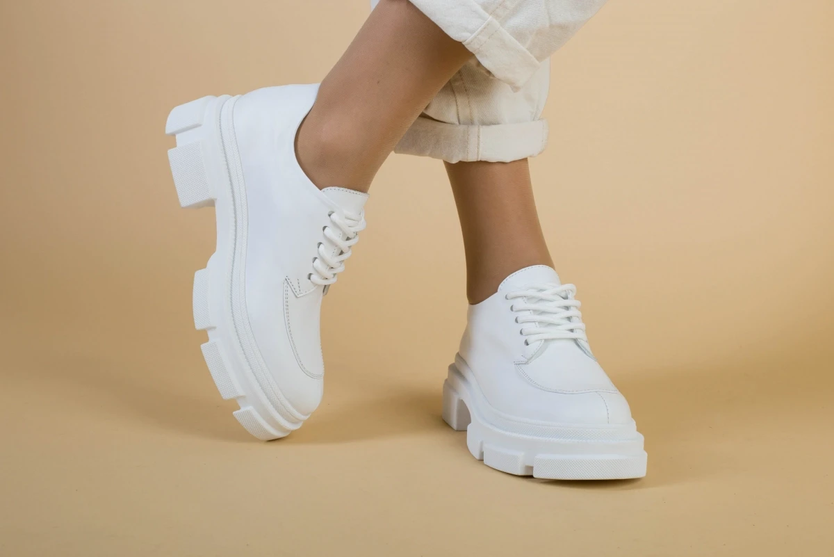 Жіночі туфлі ShoesBand Білі натуральні шкіряні лакові всередині шкіряна підкладка 39 (25,5 см)