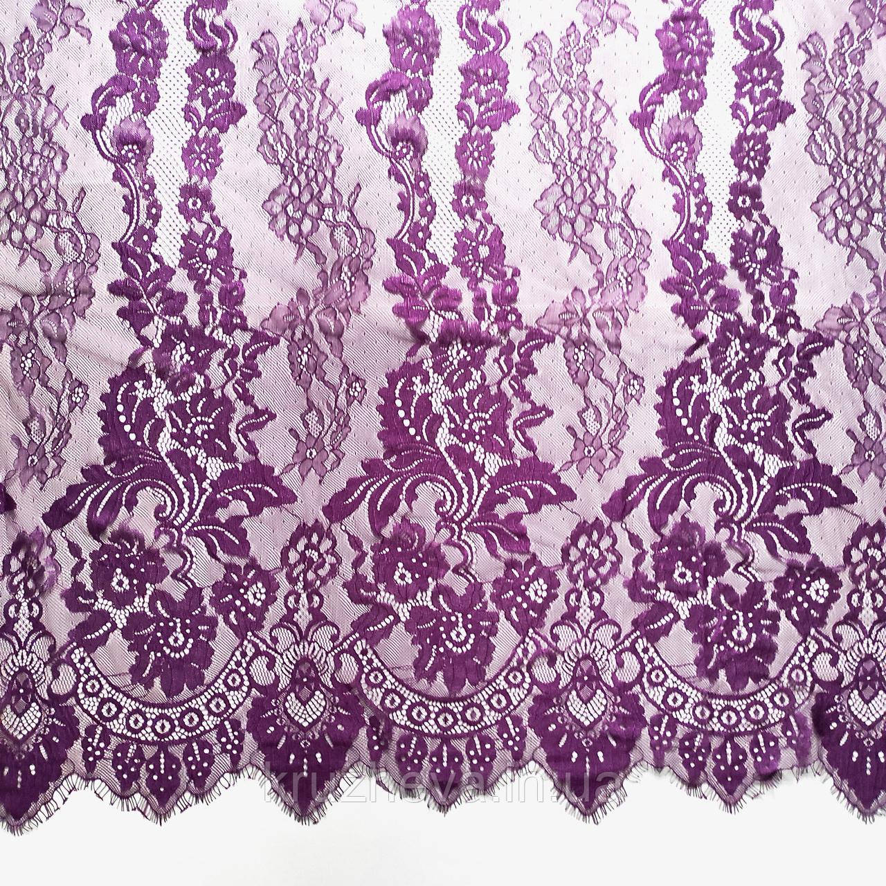 Ажурне французьке мереживо шантильї (з війками) фіолетового кольору, шириною 1,5 м, довжина купона 3,0 м.