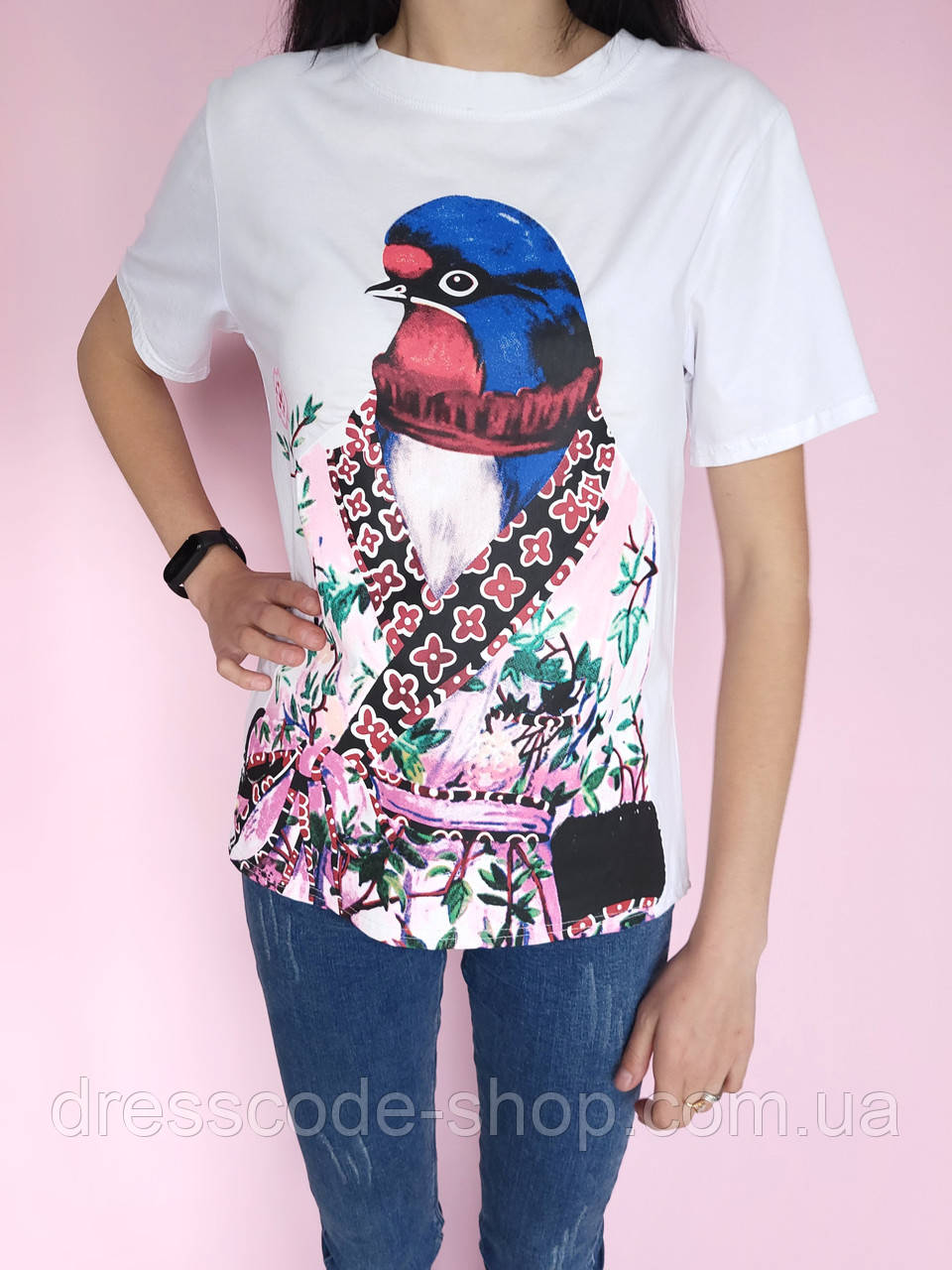 Стильна футболка з яскравим оригінальним малюнком птиці