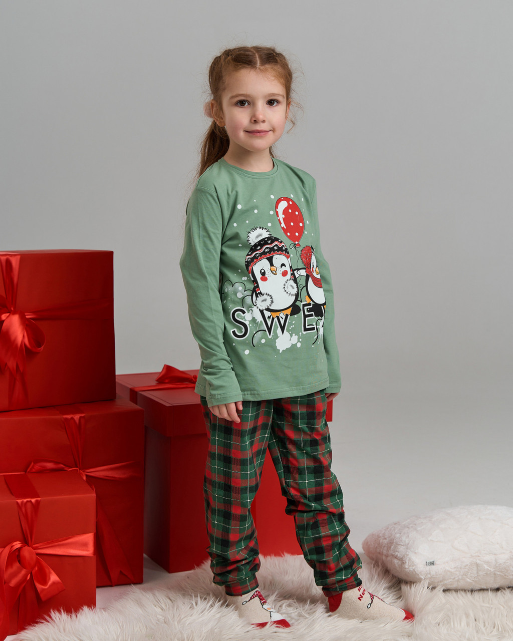 Піжама на дівчинку з брюками к клітинку новорічні пінгвіни Різдвяний настрій Nicoletta Family look95174