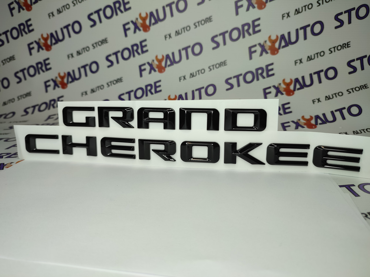 Емблема шильдик логотип напис букви GRAND CHEROKEE Чорна Глянцева 530 Х 20 мм для Jeep на двері