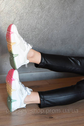 Купить Модные кроссовки женские белого цвета на шнуровке с цветной ...