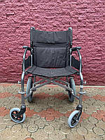 Практичная и простая инвалидная коляска без подножек ширина сидения 45 см. б.у. в хорошем состоянии