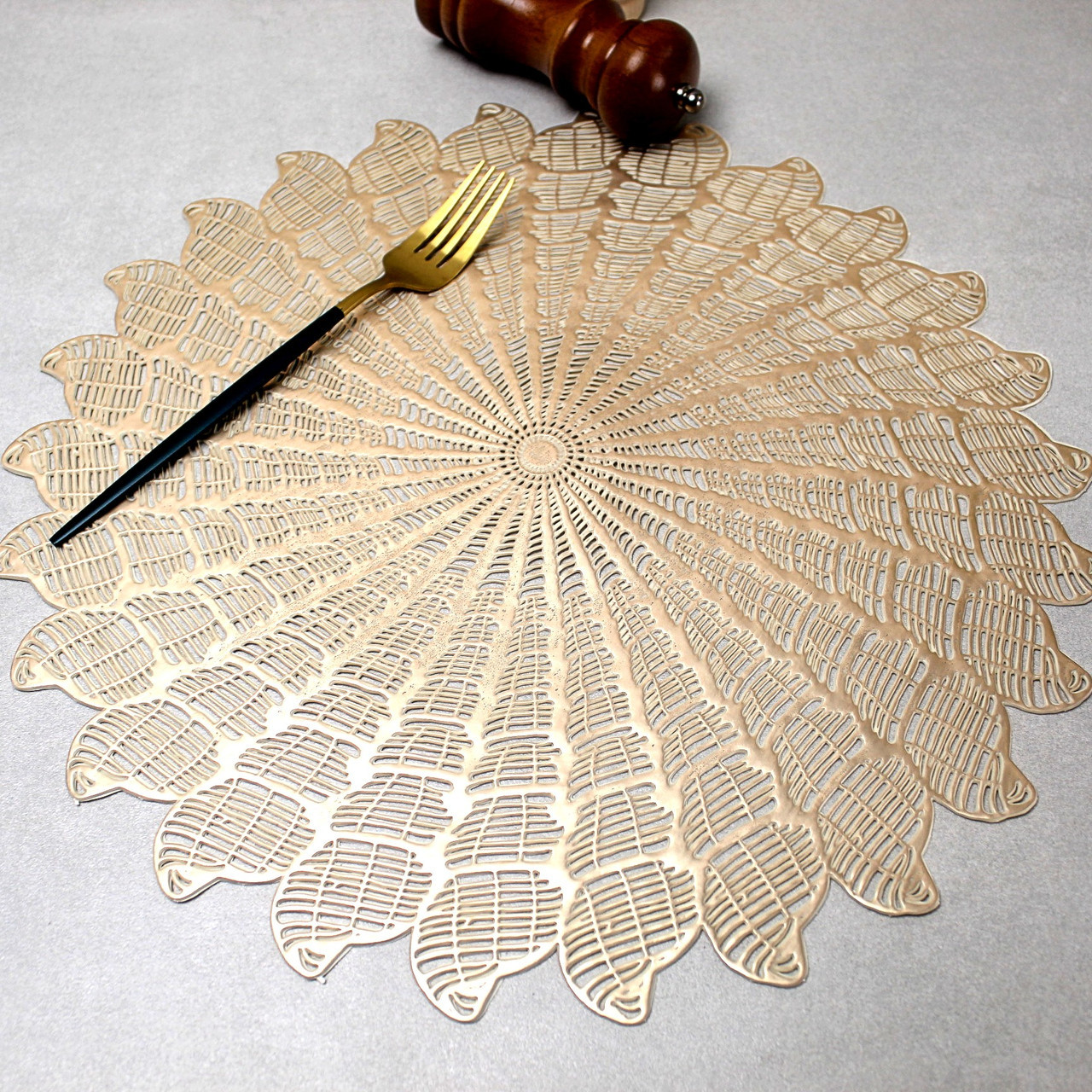 Золотистая банкетная сервировочная салфетка под тарелку 38 см Ракушка ...