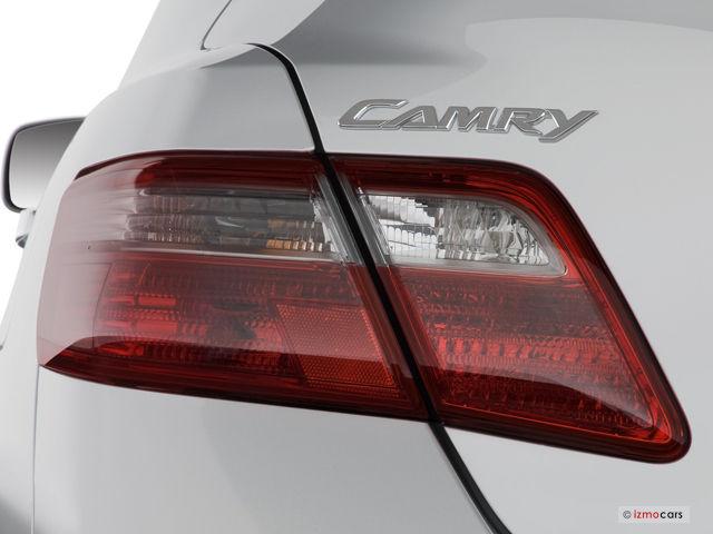 Шильдик емблема напис на багажник TOYOTA Camry Тойота камрі колір хром